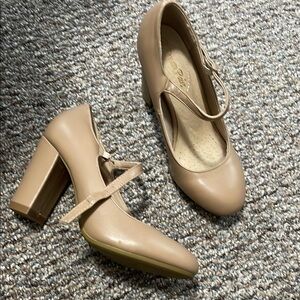 Dream pairs 6 Tan block Heels w ankle strap